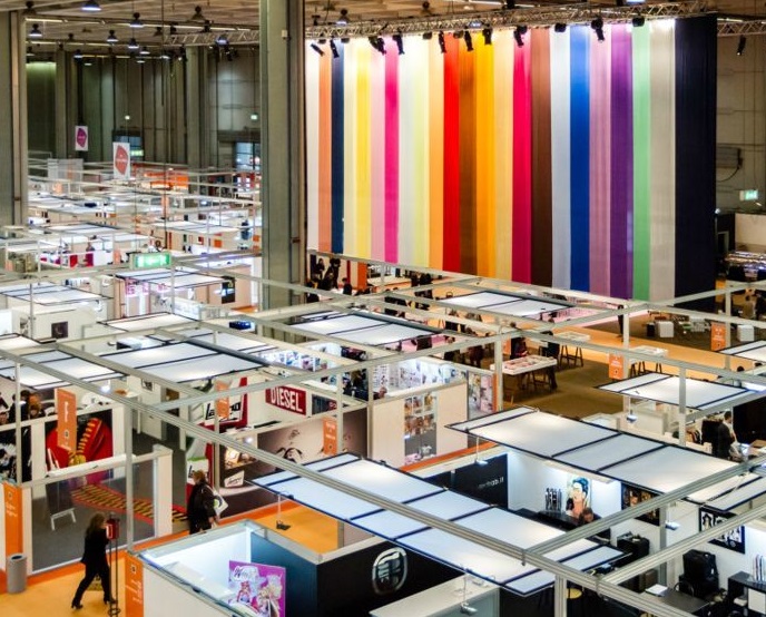 展会照片 服装面辅料:针织以及梭织面料,辅料,花边,刺绣,纱线,贴砖等