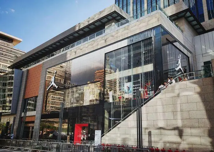 为什么运动品牌都要把店往大了开？