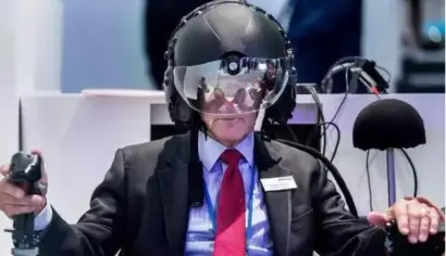 2019英国军警防务展 挖掘机，坦克，手电筒齐上阵 号称世界最大